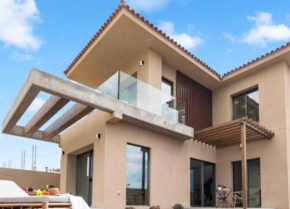 Golf Tenerife Southxx Top Rated HOLYDAY HOME xx Wheel accesible showers and accomodation xx Free WiFi xx Heated private Pool xx Two terraces 30 m2 x60 m2 xx Free parking xx Mountain view xx Flatscreen